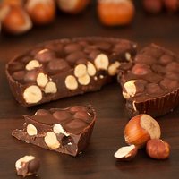 Cioccolato fondente con nocciole