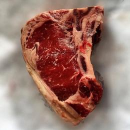 Clubsteak, Strip Loin in Bone Steak vom Rotbunt, Dry Aged, New York Cut
