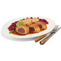 Hirschrücken im Brotteig mit Serviettenknödel, Blaukraut und Wildsauce