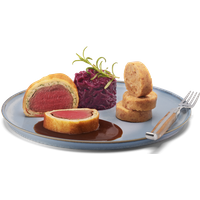 Hirschrücken im Tramezzinimantel, Serviettenknödel, Blaukraut und Wildsauce