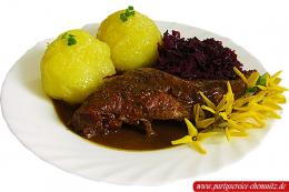 Kaninchenkeule mit Soße, Rotkohl und Klößen (2 Stück)