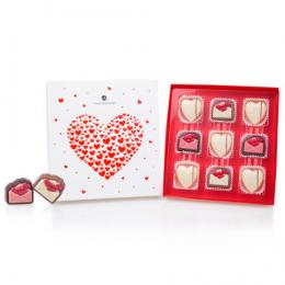 Love Chocolates Box mit herzförmigen Pralinen zum Valentinstag